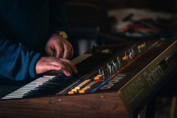 Instruments de musique dont une batterie
